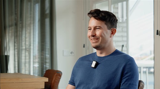 Meet the Bees | Bob 🐝 “In Rotterdam zeg je natuurlijk ‘niet lullen, maar poetsen’, dus dat doen we ook niet bij Beequip.” Bob is een van onze software engineers. Samen met zijn team zorgt hij dat alles draait, letterlijk én digitaal. Van veilige data tot tools waar collega’s elke dag mee werken: efficiëntie zit in zijn DNA. Bij Beequip krijg je de ruimte om te groeien. Cursussen volgen, nieuwe tech proberen, AI ontdekken, het kan allemaal. En de mensen hier? Open, ondernemend en een tikkie fana