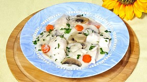 Ciulama de pui cu ciuperci si smantana. Foarte gustoasa si usor de pregatit. In mai putin de o ora este gata pentru a o servi. #retetesimple #ciulama Ingrediente pentru 2-3 portii: carne de pui aprox 400 g (piept, pulpe sau aripioare) 8-9 ciuperci potrivite jumatate de ceapa mai mare un morcov putina telina sau pastarnac sare si piper dupa gust o bucata de unt de aprox. 30 g 4 linguri de ulei 3 linguri cu varf de faina sau 50 g jumatate pahar de lapte 3 linguri smantana grasa patrunjel sau marar