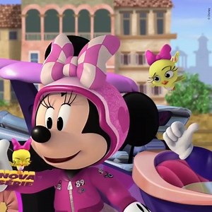 A Minnie e a Margarida já enfrentaram touros, gorilas e até gatos! 🐵🐂🐱 Agora a aventura das garotas é nas pistas com os carros turbinados de Mickey Aventuras Sobre Rodas. 🎀🌼 | Disney Brasil