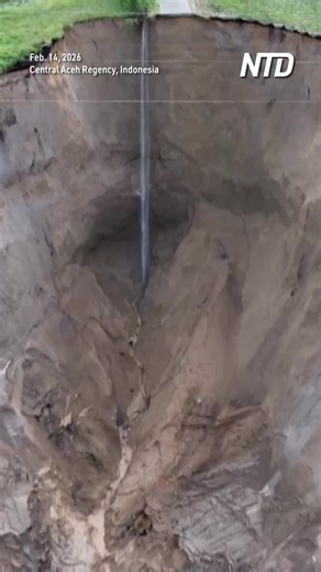 A massive sinkhole in Indonesia's Central Aceh Regency is threatening the livelihoods of local farmers. | NTD Television