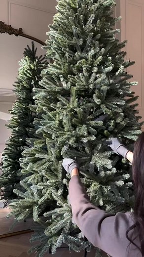 10K views · 151 reactions | POV: It’s November and your home’s starting to feel a little more like Christmas each day. 來❤️ 퐋퐢퐤퐞 퐭퐡퐢퐬 퐩퐨퐬퐭 if you're just as excited as we are! Video: @reviving_no37⁣⁣ Tree: Royal Blue Spruce®⁣⁣ Baubles: Crystal Glass Bauble Set⁣⁣ | Balsam Hill UK | Facebook