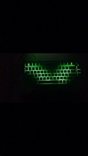 The lighting effect that looks like wings. #VGNN75 #MechanicalKeyboard #GreenAesthetic