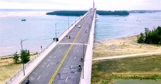 Cầu vượt cửa biển dài nhất miền Trung thông xe
