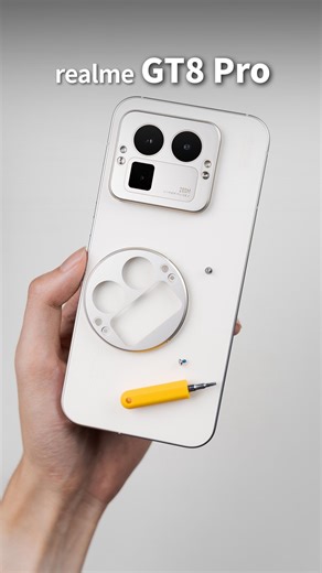 Zing Gadget on Instagram: "白色的realme GT8 Pro 开箱速看🤍📦 最特别的地方是它可以自己换镜头框! 之后我还会拿它扫街，Stay Tuned 我们的样张大合集! @realmemalaysia @ricohgrmalaysia #realme #realmeGT8Pro #realmeMY #ricoh #ricohGR #asmr #unboxing"