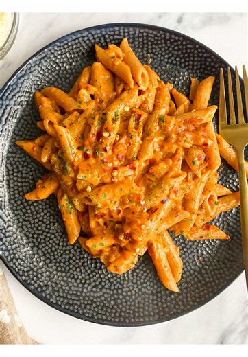 Low calorie creamy pasta recipe below 👇 This recipe makes one serving. Macros: 370 calories 60g carbs 16g protein 6g fat Ingredients: * 150 g cooked pasta of choice * ½ tsp olive oil * 1 small (50g) onion * 50 g passata or tomato paste/puree * 30 g Philadelphia lightest cream cheese * 75 ml pasta water * 20 g low fat cheese * seasonings to taste Instructions: 1. Cook pasta according to package instructions and set aside 75ml of pasta water before draining. 2. In a small saucepan, sauté the onio