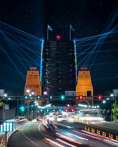 What a show-stopper! 😍 Sydney Harbour Bridge's 'City Sparkle' saw beaming spotlights illuminate the night sky during #vividsydney, and it was all made possible by the superb team at 32 Hundred Lighting 💡 📷 Demas Rusli | Vivid Sydney