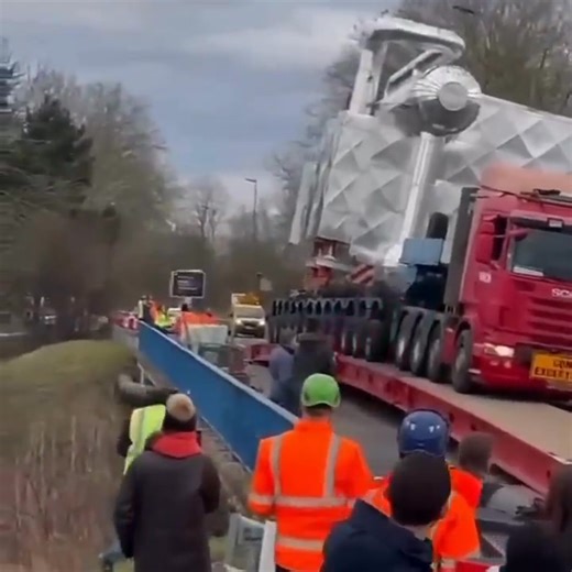 🚨 𝐓𝐡𝐢𝐬 𝐢𝐬 𝐖𝐇𝐘 𝐘𝐨𝐮 𝐀𝐥𝐰𝐚𝐲𝐬 𝐏𝐞𝐫𝐟𝐨𝐫𝐦 𝐚 𝐑𝐢𝐬𝐤 𝐀𝐬𝐬𝐞𝐬𝐬𝐦𝐞𝐧𝐭! A semi-truck sliding off a ramp during heavy load delivery is not an “accident” — it’s a predictable outcome of poor risk evaluation. Every task, every load, every environment carries hazards that must be identified before starting work. Risk assessment helps control unstable surfaces, improper load distribution, weather conditions, and equipment limitations. One simple step can prevent property damage, 