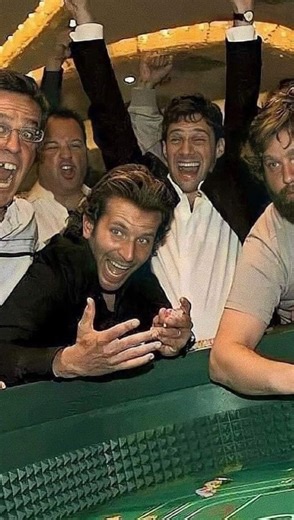 KENAÏ 🔥 on Instagram: "🎬 The Hangover (Very Bad Trip) 2009 • Comédie • Film culte générationnel 📜 Histoire The Hangover suit un groupe d’amis partis à Las Vegas pour un enterrement de vie de garçon qui tourne au chaos total. Le lendemain matin, ils se réveillent sans aucun souvenir de la nuit précédente… avec un ami disparu, un bébé, un tigre et une série d’indices absurdes. Pour retrouver le futur marié, ils doivent reconstituer une nuit complètement hors de contrôle. 😂 Humour & ton – Coméd