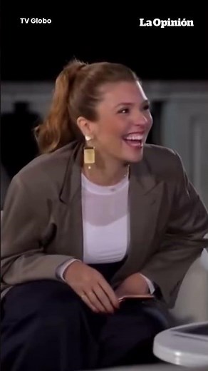 Una cucaracha interrumpe entrevista de Rosalía y se hace viral / La Opinión