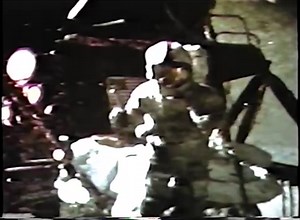 Este vídeo mostra o astronauta Dave Scott, na missão Apollo 15, na Lua em 1971. Mostra um martelo e uma pena caindo ao mesmo tempo, com a mesma variação de velocidade. O experimento prova que Galileu estava correto e que os corpos caem ao mesmo tempo na ausência da resistência do ar, independente da massa. | Ned Oliveira / Astronomia