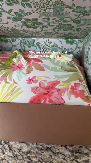 POV: you finally found the beach bag that actually fits your life This summer tote is doing everything—pool days, beach days, last-minute vacations, and chaotic mom-on-the-go runs. Lightweight, wipeable, and big enough for towels, snacks, flip-flops, and all the “just in case” extras you swore you wouldn’t pack. Rope handles = cute Spacious interior = necessary Easy-clean = non-negotiable If your current bag can’t survive one beach day… it’s time. #beachbag #summertote #vacationbag #pooldayessen