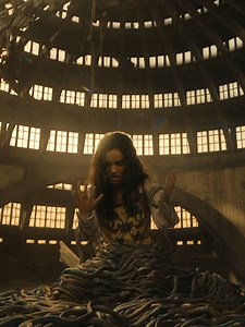 Safe to say she sang her way out of this one. Film: THE HUNGER GAMES: THE BALLAD OF SONGBIRDS & SNAKES (2023) Directed by Francis Lawrence Written by Michael Lesslie and Michael Arndt; based on the novel by Suzanne Collins Starring Tom Blyth, Rachel Zegler, Peter Dinklage, Jason Schwartzman, Hunter Schafer and Josh Rivera #RachelZegler #LucyGrayBaird #TheHungerGames #TheBalladOfSongbirdsAndSnakes #Film