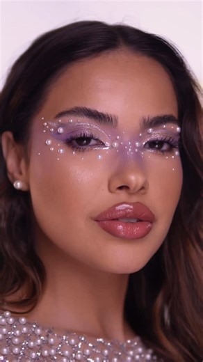 KikoMilanoBrasil on Instagram: "Nesse clima de Carnaval, confira o tutorial especial que a @marinasantozs preparou para você se inspirar e brilhar muito nas festas! ✨ Uma make cheia de cor, glow e atitude para roubar todos os olhares 💖 Produtos usados: Pele & Preparação • Power Shake Bouncy Cloud Cream • Power Shake Bronze Bliss Drops • Unlimited Foundation — Cor 4.5N • Skin Concealer — Cor 07 • Highlighting Effect Fluid Concealer — Cor 01 • Invisible Touch Face Fixing Powder • Prime & Fix Refr