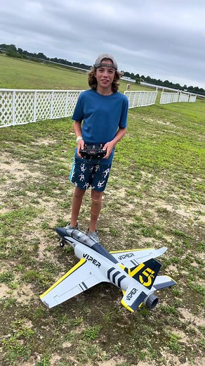 If you want a RC Jet, this is the one. It fly’s invrediby easy for a fast Jet ! And has an amazing landing gear! #rcplane #hobbies #radiocontrol
