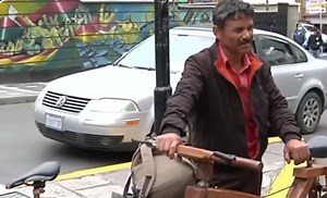 Tarijeño llegó a La Paz para vender las bicicletas de madera que él mismo produce