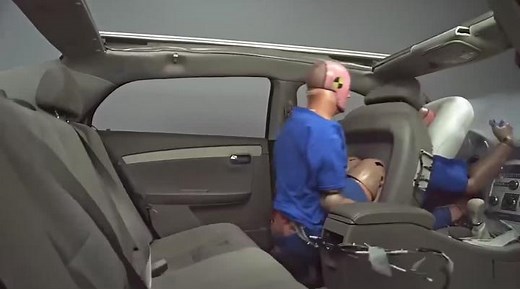 Anh em đừng xem thường việc thắt dây an toàn khi ngồi ghế sau nhen👍