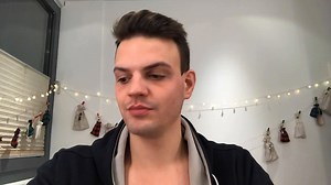 Wir werfen uns für das neue Jahr ganz schön in Schale. @charleskreische hat die Kamera einmal laufen lassen und zeigt euch im Zeitraffer, die Verwandlung von Mensch zum Vampir. 👦🏻-->🧛🏻 | Tanz der Vampire - Deutschland