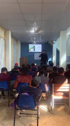 Basic Computer Class, Instructor Zeeshan Ahmed Professional in Computer Science and Cyber Security. #ecomempire #ecommerce #basiccomputer #english #viral @🇬🇧SYED ANAS🇬🇧 @A N A S🇺🇸🍂 @Waqas swati