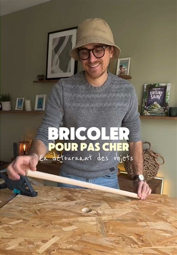 Tu aurais eu l’idée ? 🤔 4 DIY originaux à refaire en 2026 ✅ Pour aménager ton intérieur ✨ 1. Un porte manteau design avec un manche à balais 🧹 2. Un griffoir en chêne pour ton chat avec un tube PVC🐱 3. Une étagère à livre suspendus avec un tissu élastique 📚 4. Une accroche murale avec une bille, pour fixer tout ce que tu veux 🎱 Vous pouvez retrouver toutes les versions longues de ces projets sur notre profil ❤️ #bricolage #hack #diy