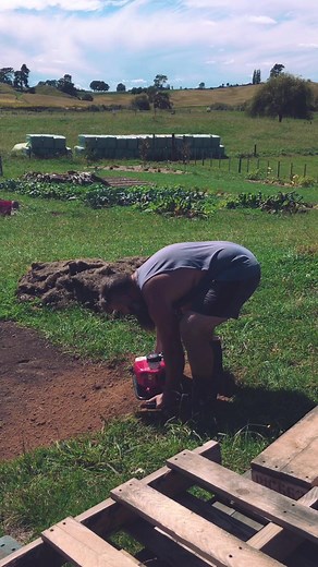 Back when we built our first compost area. #composting #diy #diyprojects #offgrid #teamworkmakesthedreamwork #gardening #aotearoa #nz | Jessica Díane