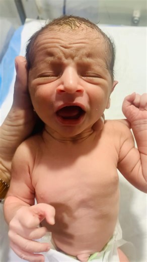 Baby’s First Breath & Cry | Heartwarming Newborn Moments 💕