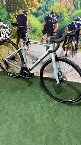 🔥SCOTT speedster 10 🇩🇪 📌Cadre en aluminium Speedster Disc✔️ 📌Fourche Speedster Disc en carbone✔️ 📌Jantes Syncros Race 24 Disc✔️ 📌Transmission Shimano 105 Disc, 24 vitesses✔️ 📌Pneus Schwalbe Lugano✔️ 📐Taille S😍 #roadbikeaction #scott | BIKE Addict