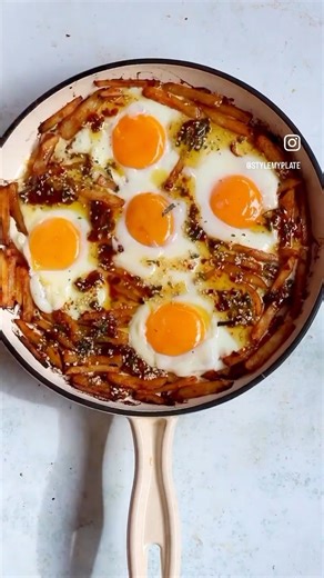 Potato & Gochujang Braised Eggs 🍳🌶 Think Korean spice paired back with Japanese flavour profiles. The eggs are baked nestled inside a giant spicy and garlicy rösti with a crispy bottom. Recipe can be found on the @ottolenghi website. #potato #eggs #bakedeggs #breakfast #spicyfood #gochujang #recipeshare #friedeggs #fridaylunch #breakfastfordinner #lunchbreak #recipes #foodofinsta #dishoftheday #cookbookaddict #yotamottolenghi #ibakedottolenghi #chilli #foodheaven #hotsauce #potatoes #recipevid