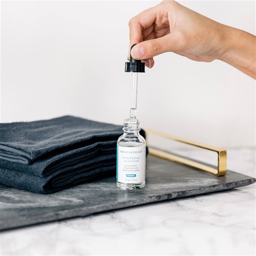 Farmacia Dermatológica by HealthySkin on Instagram: "Retexturing Activator es un sérum revolucionario para el exfoliado, la reposición y la restructuración que ayuda a reforzar la barrera de la piel para una piel más saludable y radiante. Utilizando tecnología patentada, este sérum único para promover una exfoliación adecuada mientras optimiza el suministro de aminoácidos de la piel para reforzar la barrera externa. #dermatologia #pielbonita #sancristobaldelascasas #CuidadoFacial #Dermashop #Der