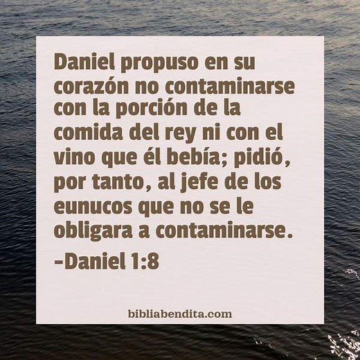 Explicación Daniel 1:8. 'Daniel propuso en su corazón no contaminarse con la porción de la comida del rey ni con el vino que él bebía; pidió, por tanto, al jefe de los eunucos que no se le obligara a contaminarse.' - BibliaBendita