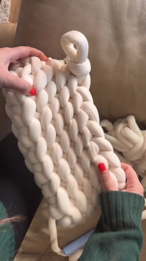 DIY Finger Crochet: How to Make a Stylish Bag with Big Yarn