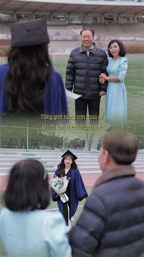 Từ ngày nhận được cái gật đầu đồng ý của bố mẹ cho con đi du học, ngày con kéo vali đi đến một nơi xa, ngày con lau từng giọt nước mắt vì nhớ nhà, ngày học cách tự mình vượt qua nỗi cô đơn,... mỗi ngày mỗi ngày con đều mơ tới lúc được đưa bố mẹ đến đất nước nhiều năm con sinh sống, để bố mẹ chứng kiến thành quả chúng mình cùng cố gắng nhiều năm nay. Thật tuyệt vời vì ước mơ lớn đầu tiên trong đời con đã thành hiện thực ✨ Con biết bao nhiêu lời cảm ơn cũng không đủ, nhưng con thật sự biết ơn và t