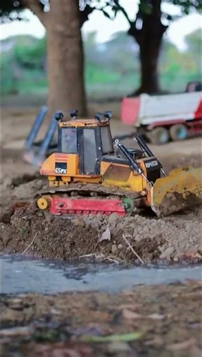 Remote Control Komatsu Bulldozer Working in Mud! 🚜💨
