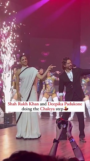 Sharukhan and Deepika Padukone dancing for chaleya on stage | #srk #jawan #sharukhkhan #deepikapadukone #deepika #chaleya #songs #bollywood #trendingbollywoodsong