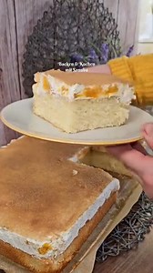Fantakuchen mit einer leckeren Sahne Schmand - Mandarinen Topping so saftig, weich und so lecker 😍👌 Probiert dieses Rezept unbedingt aus. Das schmeckt unglaublich lecker 🤩 Zutaten: 25 x 38 cm Form 5 Eier (m) 250 g Zucker 1 P. Vanillezucker 175 ml Fanta/Orangenlimo 125 ml Öl Vanille Extract 1 P. Orangenschale 300g Mehl 50 g Speisestärke 1 P. Backpulver Zum Tränken des Biskuit: Mandarinensaft Für das Topping: 600 ml Schlagsahne 400 g Schmand 3 P. Sahnesteif 2 P. Vanillezucker 2 Dosen Mandarinen