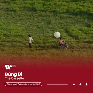 The Cassette ra mắt MV "Đừng Đi" kết hợp cùng Antiantiart 💞 MV "Đừng Đi" là những thước phim mộc mạc, gần gũi nhưng được lồng ghép nhiều tầng ý nghĩa, truyền tải cảm giác day dứt và nỗi buồn khi đối diện với sự ra đi của một người thân yêu. Ca khúc "Đừng Đi" được Hoài Thân (The Cassette) lấy cảm hứng từ chính câu chuyện của ông bà mình. Xem toàn bộ MV "Đừng Đi" - The Cassette: youtu.be/quHw6yXZEk0 Nghe "Đừng Đi" trên các nền tảng nhạc số: WMVN.lnk.to/dungdi #DungDi #TheCassette #WarnerMusicVN |