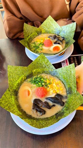 グルメラボ【JAPAN】 on Instagram: "朝5時から700円！宙を舞う豚骨スープに惚れるラーメン！ 【博多らーめん ひまわり】 埼玉県所沢市の朝ラー名店。朝5時オープンで、本格博多とんこつラーメンが驚きの700円。しっかり炊き込まれた豚骨スープは香り高く、ガツンとした旨みがクセになる。コシのある細麺との相性も抜群で、朝から大満足の一杯。 📍埼玉県所沢市日比田110-4 ⏰曜日により異なる／月曜休 Starts at 5AM! Authentic Hakata-style tonkotsu ramen for just 700 yen. Rich pork bone broth, firm thin noodles, and bold flavor—perfect for an early morning bowl. #埼玉グルメ #japanesefood #グルメラボ"