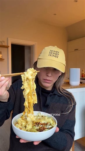 trying to avoid getting sick (kind of failing) by eating lots of warm wholesome things like this noodle soup sitch. Fragrant with turmeric, ginger, garlic and lemongrass it’s the perfect winter warmer. Comes together so easily - I was hungover when I made it and it was a breeze. Frozen dumplings are always a great shout, you don’t really need to do much to them and they always work perfectly! Ingredients for the broth: 2 garlic cloves 2 inch piece of ginger 1 lemongrass stalk 1/2 tsp mild chilli