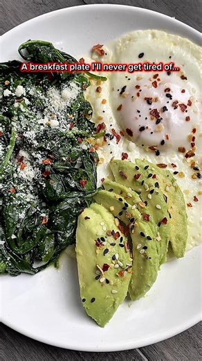 One of my favorite breakfast plates to make! 😋 I use one big skillet so everything cooks together in one pan which makes this even better. Who doesn’t love easy clean-up in the morning? 😎 A perfectly cooked over easy egg (you know I used the water trick so no flipping was required 🙌🏻). Spinach quickly sautéed in olive oil with salt and garlic powder then finished with grated cheese. Sliced avocado because it belongs on every breakfast plate in my opinion. All finished with a sprinkle of ever