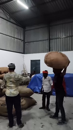 20 reactions | Whatsapp 9479474630 / 9884010893 Red chillies loading from our warehouse. Delivering to bulk buyers across India. #redchillies #redchilli #chillies #chilly #redchilly #Teja #S17 #Guntur #chilli #mirchi #Gunturchilli #chilliprice #mirchiprice #khammam #China #CC1 | Sai Ram Spices | Facebook