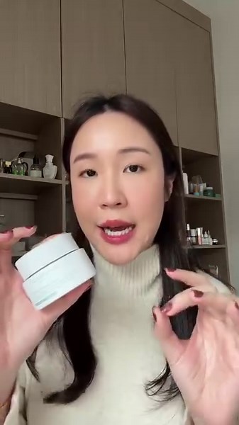 ครีมมาส์กที่ใช้ศาสตร์ของ Cyrotherapy เช่นเดียวกับในคลินิคความงามโดยการใช้ความเย็นตรงเข้าทำงานกับผิว จนอินฟลูเอนเซอร์ด้านความงามชื่อดัง คุณขวัญ @khwanvasinee รีวิวว่า “เย็นเหมือนไปนวดหน้าที่คลินิคจริงๆ ประทับใจ พอเช็ดออกความเย็นก็ยังอยู่ ผิวนิ่ม ดู fresh รูขุมขนแลดูกระชับเมื่อใช้อย่างต่อเนื่อง” นวัตกรรมใหม่ล่าสุด NEW Cryo-Flash Cream-Mask มาส์ก 10 นาที ฟรีซผิวดูอ่อนเยาว์ ❄️ Cryotherapy นวัตกรรมฟรีซผิวด้วยความเย็นรูปแบบเดียวกับคลินิคความงาม ❄️ 10-min mask ผิวดูแน่นกระชับ เรียบเนียน หลังการมาส์กเพี