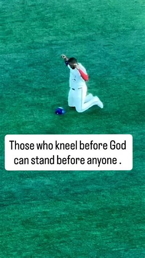 Toronto Blue Jays first baseman Vladimir Guerrero Jr. on his knees praying to the Lord before his game. That’s awesome. Those who kneel before God can stand before anyone. :CBNsports #prayer #vladimir #bluejays #mlb #baseball | Christhlete