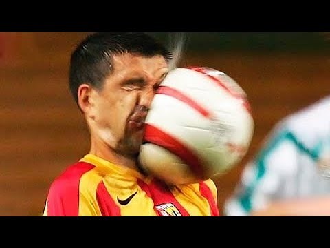 Pelotazos en la cara en el futbol 😲