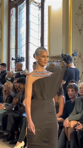 STEAL THE LOOK on Instagram: "Top momentos no desfile da @mondepars, marca da @sashameneghel 奈 #STEALTHELOOK"