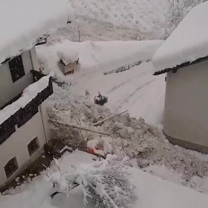 So FULL ON. An AVALANCHE swept through the town of Val Martello in Italy's Bolzana, South Tyrol region. Several houses damaged, no one injured. A ton of snow has fallen this week in the area. 📹 @Christian Gurschler | Miss Snow It All