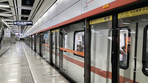 武汉地铁7号线07070号车（黄陂广场方向）出取水楼站