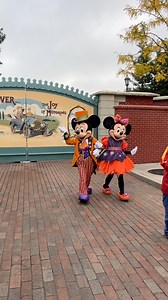 Mickey and Minnie arrive for their greeting location (on the Main Street Train Station) at Disneyland Paris. #disneylandparis #dlp #mickeyandminnie #disneyhalloween #dlrp #mickeymouse #minniemouse | Mousesteps