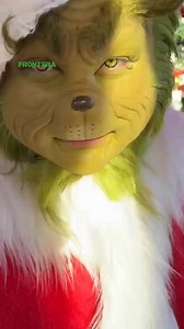 🎄💚 ¿Cómo vive el Grinch la Navidad en Universal Studios Hollywood? 💚🎄 El Grinch habló sobre las divertidas atracciones que los visitantes pueden disfrutar esta temporada: desde conocer a Max y Cindy Lou Who, hasta probar deliciosos postres navideños y admirar su famoso árbol. 🤩✨ Entre bromas y ocurrencias, confesó sentirse orgulloso y feliz de ser la estrella de la celebración gracias al cariño del público. Y cuando le preguntaron adónde viajaría… ¡dijo que a Tijuana! 🇲🇽😂 Aunque claro, M