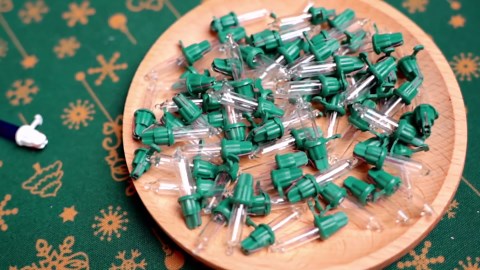 Remagr 500 Pieces Christmas Replacement Bulbs Christmas Mini Light Bulbs 2.5 V 0.425 Watt 0.17 Ampere Replacement for String Lights Outdoor Decorations Supplies(Green Base, Warm White)