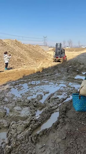 #Four wheel drive forklift #passing through potholes #as though walking upon flat ground #made in the east