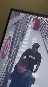 🇺🇸🔥 OpenAI vient de lancer Sora 2, son dernier modèle vidéo qui inclut désormais un son et des dialogues synchronisés, ainsi qu'un nouveau "réseau social" où les utilisateurs peuvent créer, remixer et s'insérer dans les vidéos de l'IA grâce à la fonction "Cameos" 👉🏼📺 Dans cette vidéo générée par Sora 2, on voit Sam Altman, le patron de OpenAI (ChatGPT) voler quelque chose dans un rayon de supermarché... de détails 👉🏼https://apps.apple.com/us/app/sora-by-openai/id6744034028 | Edith Brou